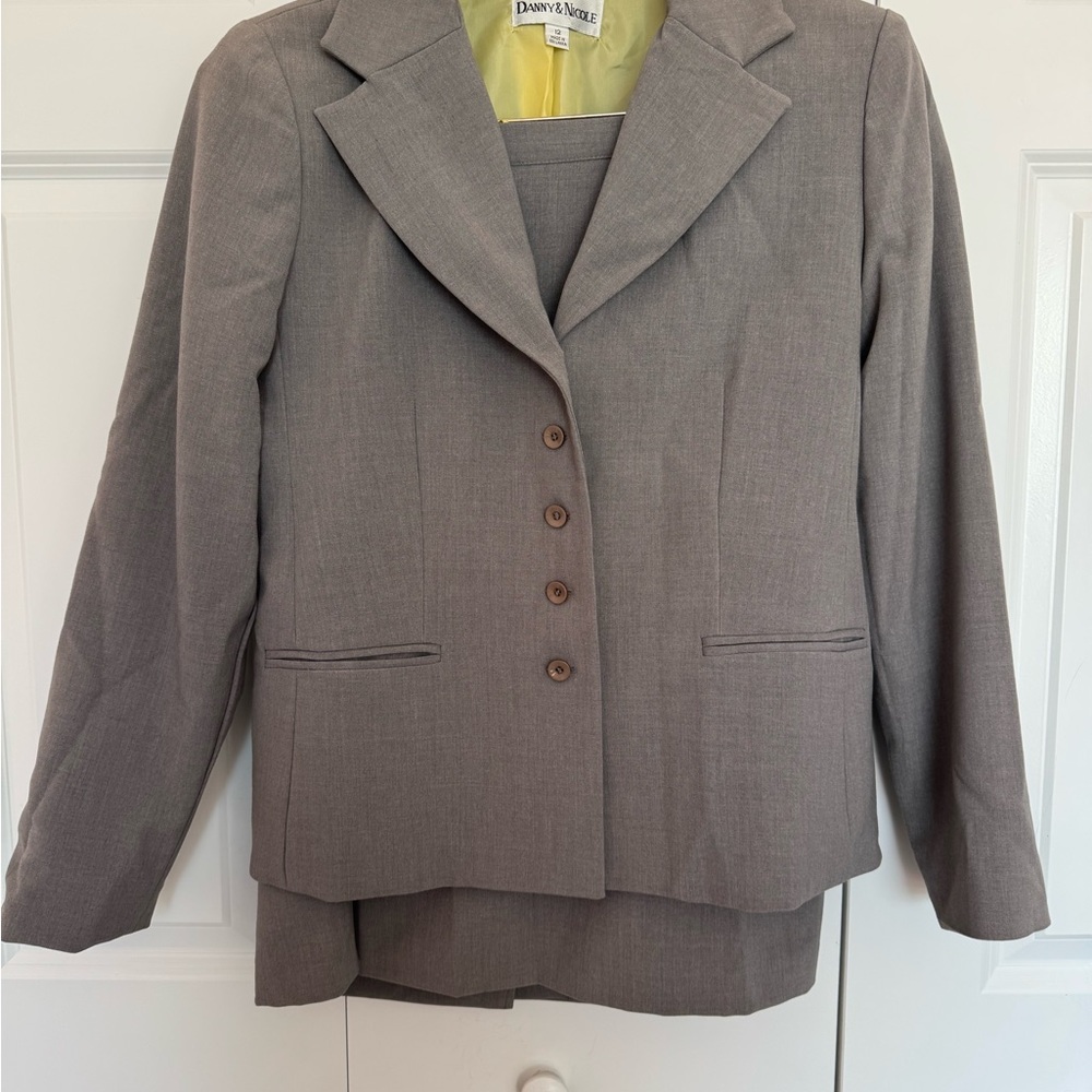 Women's Gray 2-piece suit.  Skirt & jacket
